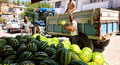 Doğallığıyla damaklarda iz bırakan Hıdıroz Karpuzu tezgahlarda yerini aldı