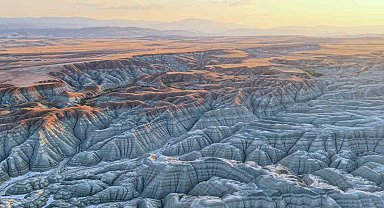 Doğanın sanat eseri Gökkuşağı Tepelerinde gün batımı masalı