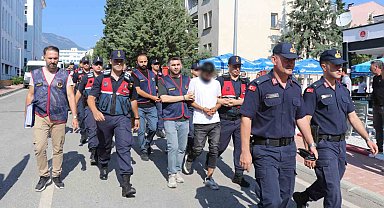 Dolandırıcılar, kuryelerini sosyal medyadan verilen 'günlük dolgun ücretli' iş ilanlarıyla bulmuş