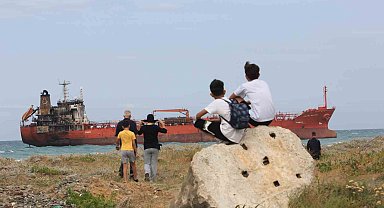 Dron saldırısı sonrası karaya oturan gemi ilgi odağı oldu