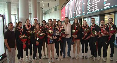 Dünya ikincisi Türkiye U17 Kız Voleybol Milli Takımı çiçeklerle karşılandı