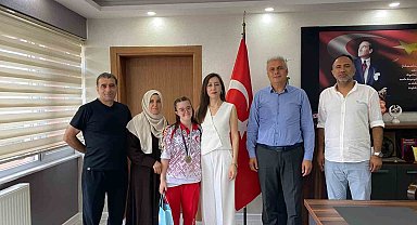 Dünya Üçüncüsü ve Türkiye Şampiyonu Zeynep Tuncay'dan İlçe Millî Eğitim Müdürlüğüne ziyaret