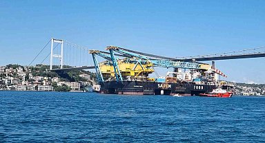 Dünyanın en büyük 3'üncü vinç gemisi 'Saipem 7000' İstanbul Boğazı'ndan geçti