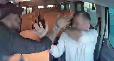 Durdurdukları sürücüyü defalarca yumrukladılar