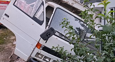 Durdurmaya çalıştığı kamyonetle korkuluk arasında sıkışan genç operasyonla kurtarıldı