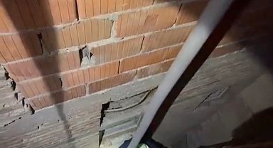 Düştüğü alana inebilmek için 1 saat hazırlık yapan itfaiye ekibine kediden son saniye sürprizi