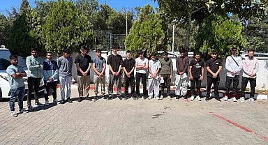 Edirne'de bir araçta 16 düzensiz göçmen yakalandı, sürücü gözaltına alındı