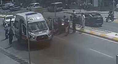 Edirne'de otomobilin çarptığı yaya yaralandı: Kaza anı kamerada