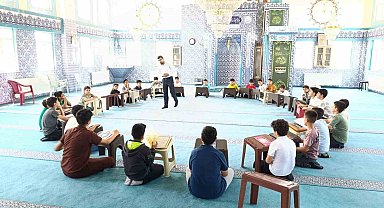 Edremit Şehitlik Camii Yaz Kur'an kursu öğrencilerine bağımlılıkla mücadele semineri