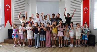 Efeler'de sahne minik yeteneklerin