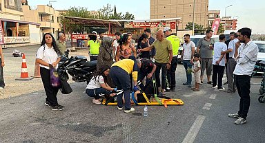 Ehliyetsiz sürücü, motosikletiyle otomobile çarptı: 2 yaralı