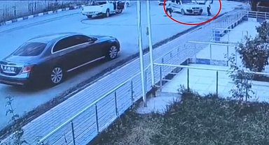 El freni çekilmeden park edilen otomobil hareket etti, vatandaşlar otomobili son anda durdurdu