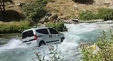 El freni çekilmeyen kamyonet Bahçesaray Çayı'na uçtu
