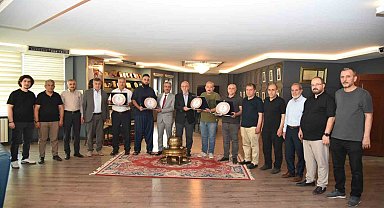 Elazığ Ticaret Borsası'nda emek veren meclis üyelerine teşekkür plaketi