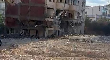 Elazığ'da 5 katlı bina iş makinesinin tek dokunuşuyla yıkıldı