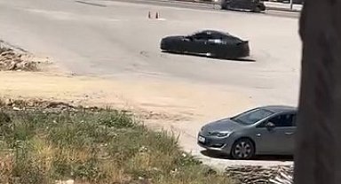 Elazığ'da drift atan sürücü kameraya yansıdı