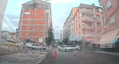 Elazığ'da iki otomobil çarpıştı: Kaza anı kamerada