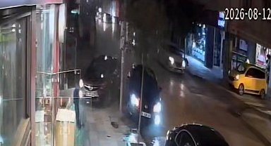 Elazığ'da iki otomobil çarpıştı: O anlar kamerada
