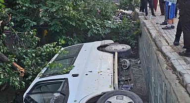 Elazığ'da minibüs bahçeye uçtu