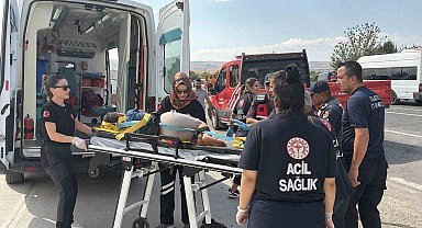 Elazığ'da minibüs ile hafif ticari araç çarpıştı: 7 yaralı