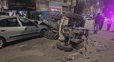 Elazığ'da otomobil ile traktör çarpıştı: 5 yaralı
