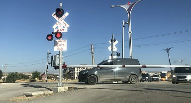 Elazığ'da tren yolunda kazaya davetiye çıkaran anlar