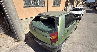 Elektrik direğinden düşen izolatör parçası park halindeki aracının camını kırdı