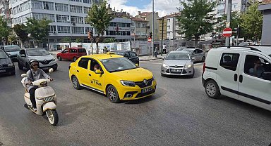 Elektrik kesintisi sebebiyle trafik ışıkları yanmayınca karışıklık meydana geldi