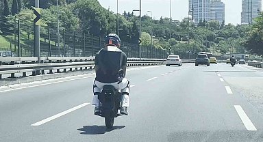 Elektrikli tek tekerli scooter üzerinde tehlikeli yolculuk kamerada