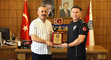 Emekliye ayrılan polis memuruna veda plaketi