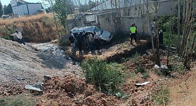 Erciş'te hafif ticari kamyonet takla attı: 4 yaralı