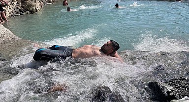 Erzincan'da 40 derece sıcakta ilginç serinleme: Dereyi kesip havuz yaptılar