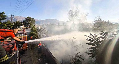 Erzincan'da arsa yangını büyümeden söndürüldü