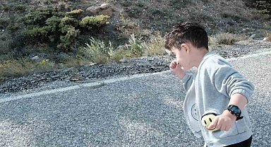 Erzincan'da minik çocuk ilk kez yılanla karşılaştı: Şaşkınlıkla baktı, cesaretle izledi