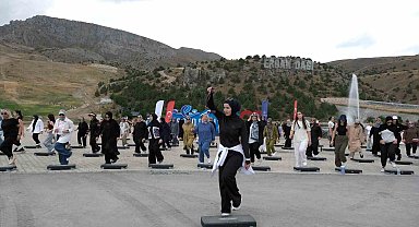 Erzincanlı kadınlar Ergan Dağı'nda step aerobikle buluştu