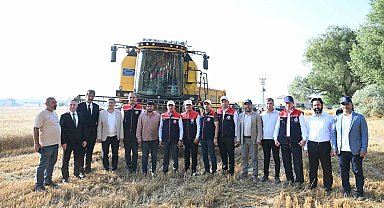 Erzurum Valisi Baruş'tan meslek lisesinde buğday hasadı