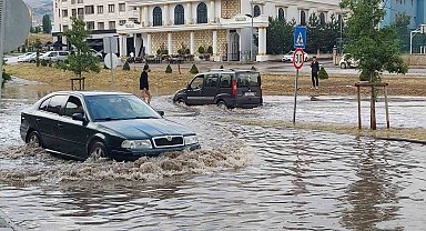 Erzurum'da 10 dakikalık yağış trafiği felç etti