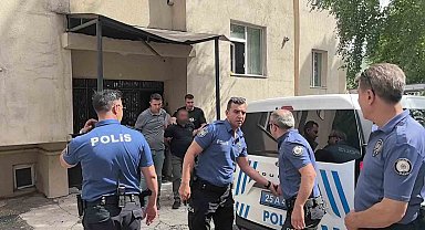 Erzurum'da çocuklarıyla balkona çıkan uzaklaştırma kararlı koca ikna edildi