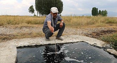 Erzurum'da kuyudan çıkan suyun köpükleri alev alıyor, elleri yumuşatıyor