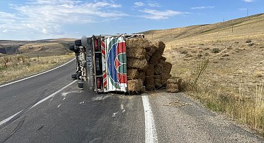 Erzurum'da ot yüklü kamyonet devrildi: 2 yaralı