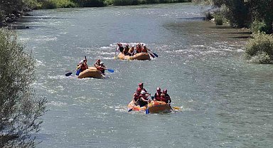 Erzurum'da rafting yarışları nefes kesti: Alabora olan botlar kıyasıya yarıştı