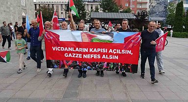 Erzurum'da sağlıkçılar 142. kez Gazze için yürüdü