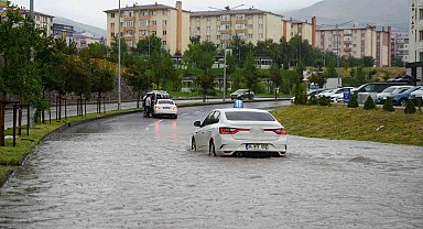 Erzurum'da yağış trafiği felç etti