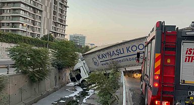 Esenler'de tır yol kenarındaki dereye uçtu: 1 yaralı