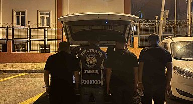 Esenyurt'ta trafikte başka bir sürücüye saldıran şahıs kamerada