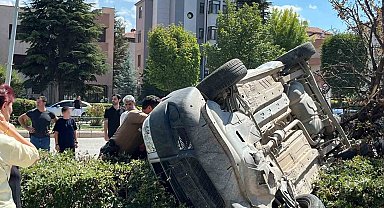 Eskişehir'de araç, çarptığı ağacı devirip takla attı