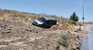 Eskişehir'de hafif ticari araç toprak alana savruldu: 2 yaralı