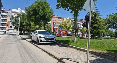 Eskişehir'de kaldırıma park eden sürücü yayaları hiçe saydı