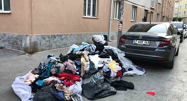 Eskişehir'de kaldırımı kapatan kıyafet yığını dikkat çekti