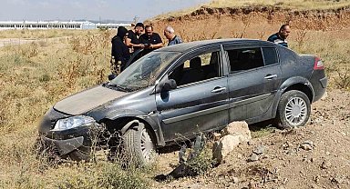 Eskişehir'de kontrolden çıkan otomobil toprak alana girdi